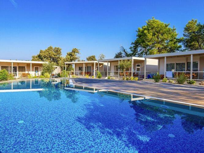 Mobile Home Mediteran Superior By The Pool In Caravan Park Strasko, Novalja Bagian luar foto