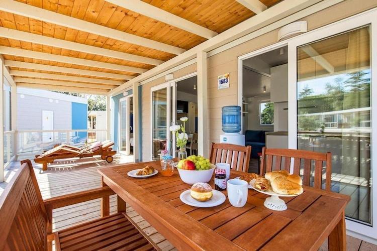 Mobile Home Mediteran Superior By The Pool In Caravan Park Strasko, Novalja Bagian luar foto