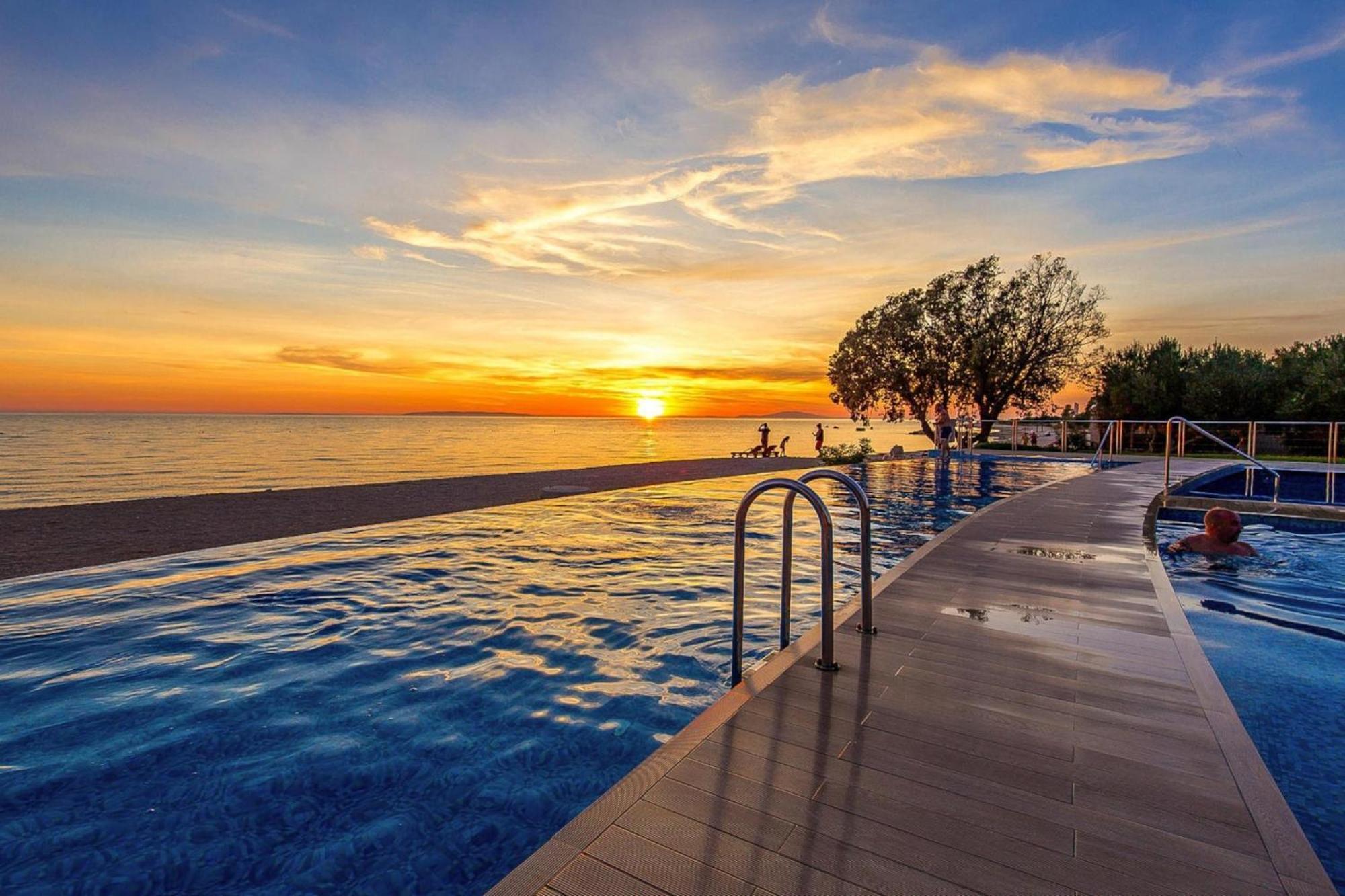 Mobile Home Mediteran Superior By The Pool In Caravan Park Strasko, Novalja Bagian luar foto